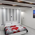 Montesantogroup Holiday House